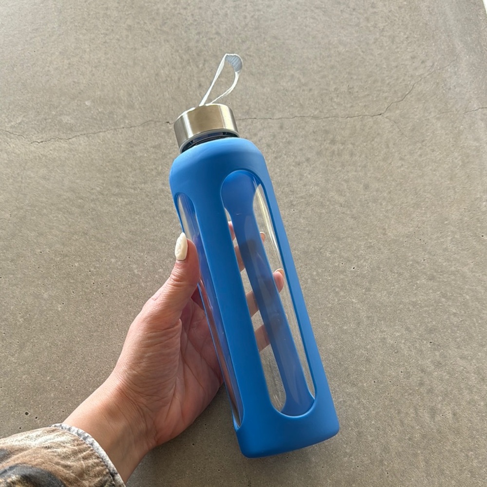 NWOT ODA BLUE RUBBER GLASS WATER BOTTLE
